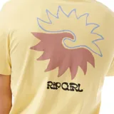 Remera amarilla de manga corta con estampado pequeño en el pecho con el logo de la marca.