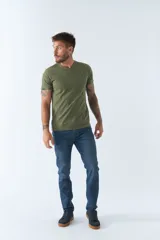 Jean de hombre de corte regular, color azul denim.