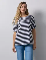 Remera de algodón a rayas horizontales rosas y blancas, con cuello redondo y mangas cortas con detalle de aberturas entrelazadas.