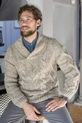 Sweater tejido a mano con ochos y cuello cruzado, color crema. Terminaciones en punto elástico en puños y ruedo. Hecho en Uruguay con lana fina sin teñir.