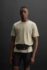 Camiseta negra de entrenamiento corte relaxed fit, confeccionada en tejido de mezcla de algodón de peso ligero, con cuello redondo en rib y manga corta.