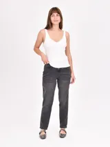 Musculosa blanca de punto canalé con escote en V y breteles anchos.