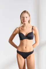 Soutien color beige claro, con aros y copas suaves, con detalle de encaje en el borde superior de las copas. Tirantes finos ajustables.