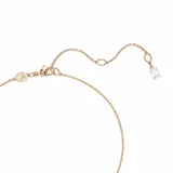 Colgante con cadena color oro rosa y dije con tres aros entrelazados, dos de ellos con cristales blancos engarzados y uno liso.