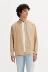 Camisa de algodón beige con cuello tipo botón y cierre frontal, de manga larga y corte clásico.