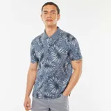 Remera polo de piqué de algodón color azul con estampado de hojas en blanco y negro.