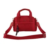 Cartera tipo bowling color rojo con diseño acolchado, doble asa de mano y correa bandolera desmontable con logo de la marca. Incluye llavero colgante con la inscripción "O. my love".