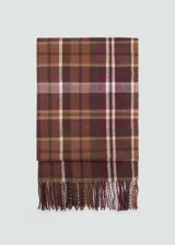 Bufanda rectangular con estampado de cuadros tartán en tonos marrón, beige, blanco y borgoña. Tiene flecos en los extremos.