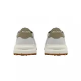 Championes urbanos Lacoste modelo Elite Actv Evo, color gris claro con detalles en beige y suela marrón. Presentan logo de la marca en el lateral y diseño acolchado en el empeine.