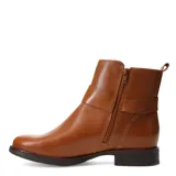 Bota de mujer Bottero de caña baja, color marrón caramelo, con una correa decorativa y hebilla dorada en el tobillo.