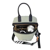 Matera estilo mochila color negro, confeccionada en nylon combinado con símil cuero. Cuenta con tapa con cierre metálico, bolsillo interno, asas y correa extensible.