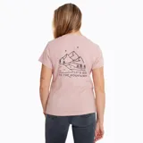 Remera rosa de algodón y poliéster con cuello redondo, mangas cortas y estampado de montañas en el pecho.