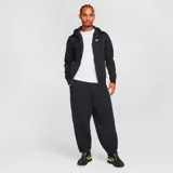 Campera negra con capucha y cierre completo, con logo de Nike bordado en blanco en el pecho.