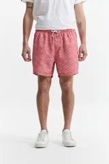 Short de baño estampado con cintura elástica, cordón ajustable, dos bolsillos laterales y uno trasero. Confeccionado en tela ligera de secado rápido y logo bordado.