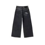 Pantalón jean negro de corte ultra baggy, con bolsillos traseros y etiqueta de marca en la cintura.