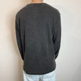 Buzo negro de micropanal con cuello redondo y mangas largas.