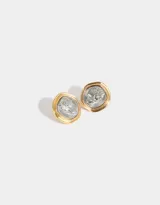 Par de aros pasantes redondos de metal plateado con borde dorado y cierre a presión.