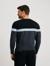 Sweater de punto verde oscuro con franjas horizontales blancas y verde esmeralda. De corte clásico y escote redondo.
