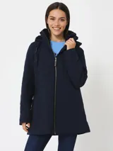 Campera Tommy Hilfiger azul marino, acolchada, con cierre de cremallera, cuello alto, capucha con cordones ajustables y bolsillos laterales.