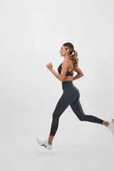 Top deportivo color verde militar con espalda cruzada en cuatro tiras y almohadillas removibles.