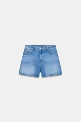 Shorts de denim de tiro medio, color celeste claro con efecto lavado. Presenta cinco bolsillos, trabillas en la cintura y cierre frontal con cremallera y botón metálico.