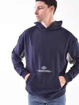 Buzo hoodie color petróleo con bolsillo tipo canguro y estampado blanco con forma de globo terráqueo y texto.