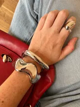 Anillo plateado con forma irregular.