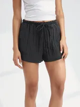 Short color verde lima, con cintura elástica y lazo ajustable.