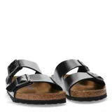 Sandalias Birkenstock Arizona color gris metalizado, con doble tira ajustable con hebillas plateadas, plantilla anatómica de corcho y suela de goma.