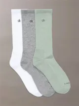 Pack de tres pares de medias Calvin Klein, una blanca, una gris y una verde claro, con logo CK en el tobillo.