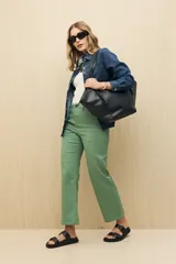 Pantalón verde de tiro alto y corte recto, con bolsillos frontales grandes.