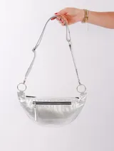 Riñonera de cuero color marrón claro, con correa regulable y cierre superior.