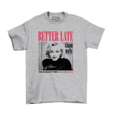 Remera gris con estampado de Marilyn Monroe y la frase "Better late than ugly".