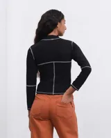 Remera color crudo de algodón con cuello alto y mangas largas.