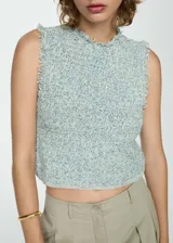 Top sin mangas de tejido tweed color celeste, con cuello redondo y terminaciones deshilachadas.