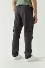 Pantalón cargo color beige para hombre, con corte regular y múltiples bolsillos laterales.