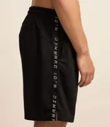 Bermuda deportiva negra con tecnología Dry, cintura elástica con cordón interno, bolsillos laterales y estampado de letras en el lateral.