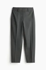 Pantalón de vestir gris oscuro, de corte recto, con bolsillos laterales y traseros. Se ajusta a la cintura con cinturón de cuero marrón.