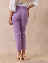 Pantalón recto verde esmeralda de gabardina elastizada, marca Zac & Rachel. Tiene pretina ancha con faja interna modeladora, bolsillos simulados en la parte delantera y bolsillos ojal en la parte trasera.