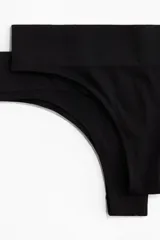 Pack de dos bombachas tipo tanga color negro, de corte alto y sin costuras.