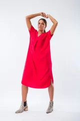 Vestido midi rojo de corte recto y mangas cortas.