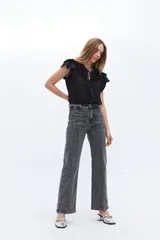Pantalón jean de corte recto, color celeste, con bolsillos delanteros y alforza central.