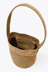 Bolso tipo maxi saca color marrón claro, de cuero trenzado, con asa de hombro y bolsillo interior.