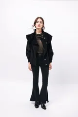 Pantalón de jean negro acampanado con alforza central.