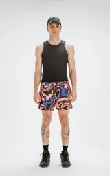 Short de baño negro con diseño abstracto en colores rosa y azul.