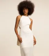 Vestido midi blanco texturizado con lazos en el cuello, espalda descubierta y abertura lateral.