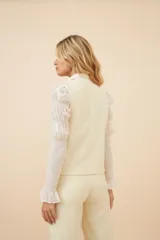 Chaleco marrón con delanteras en punto abanico crochet. Prenda de lana fina sin teñir.