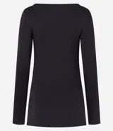 Blusa femenina ajustada, confeccionada en malla rib de viscosa, con cuello alto y mangas largas. Sin estampa y posee fruncido en los laterales.