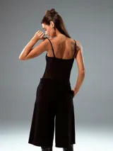 Body negro de breteles finos con escote en V y parte superior con brillos.