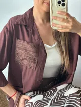 Camisa color marrón con bolsillo de encaje, de mangas largas y corte holgado.